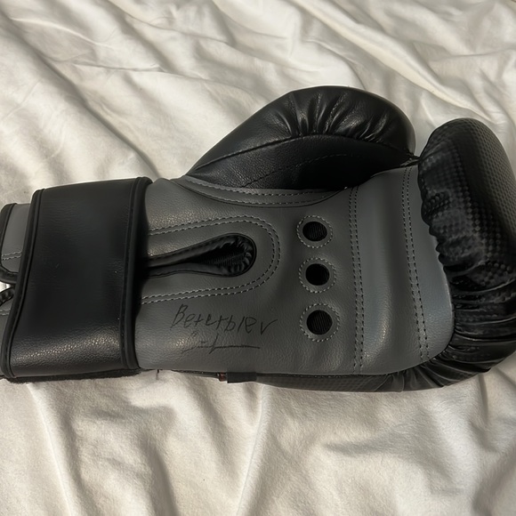 Autographed by the cirrent undefeated workd champ Arthur beterbiev - Picture 3 of 5